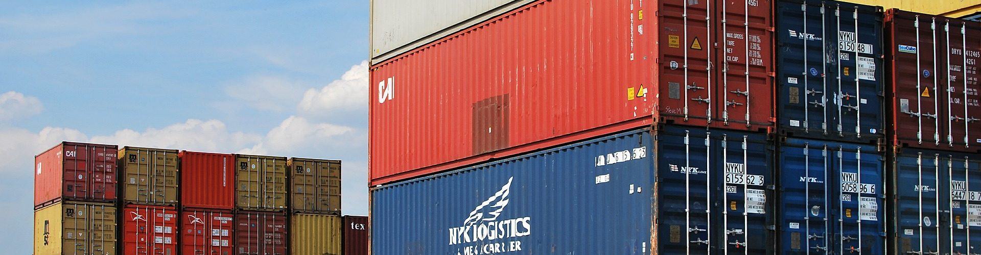 Bild av Echosystem från Pixabay föreställande containrar som är staplade på och bredvid varandra i flera olika färger.