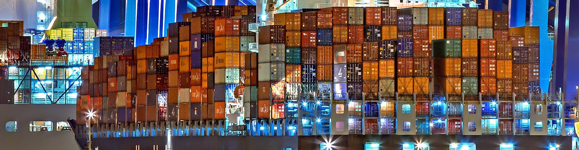 BIld av Julius Silver från Pixabay föreställande ett stort lastfartyg Houston Express lastat med containrar i hamn.